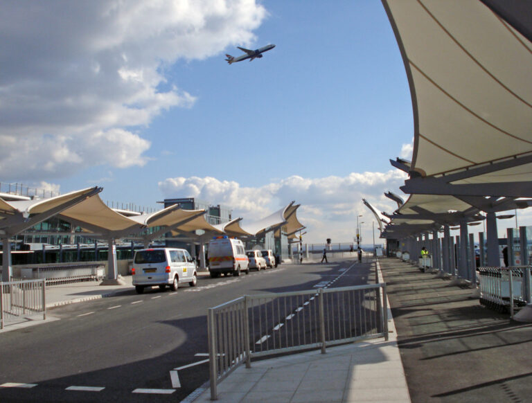 How Do Heathrow Drop-Off Charges Work in London? Tips & Costs Explained