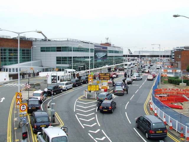 How Do Heathrow Drop-Off Charges Work in London? Tips & Costs Explained